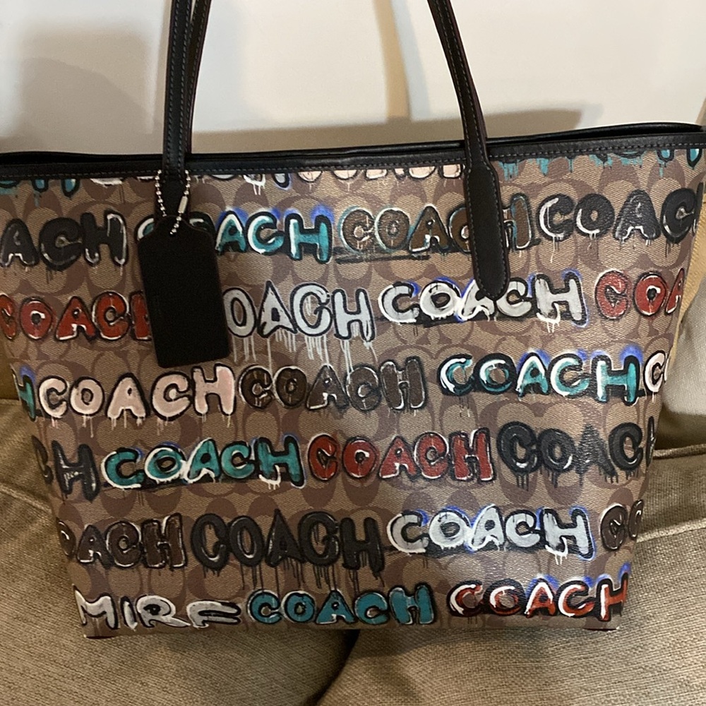Coach Sig Mnt City Tote - Picture 3 of 4